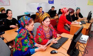 Un grupo de mujeres dedicadas al campo de la estadística procesan datos para su análisis en Turkmenistán.