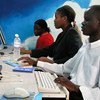 La población de Uganda y la de todo el mundo utiliza herramientas digitales durante la pandemia de COVID-19.