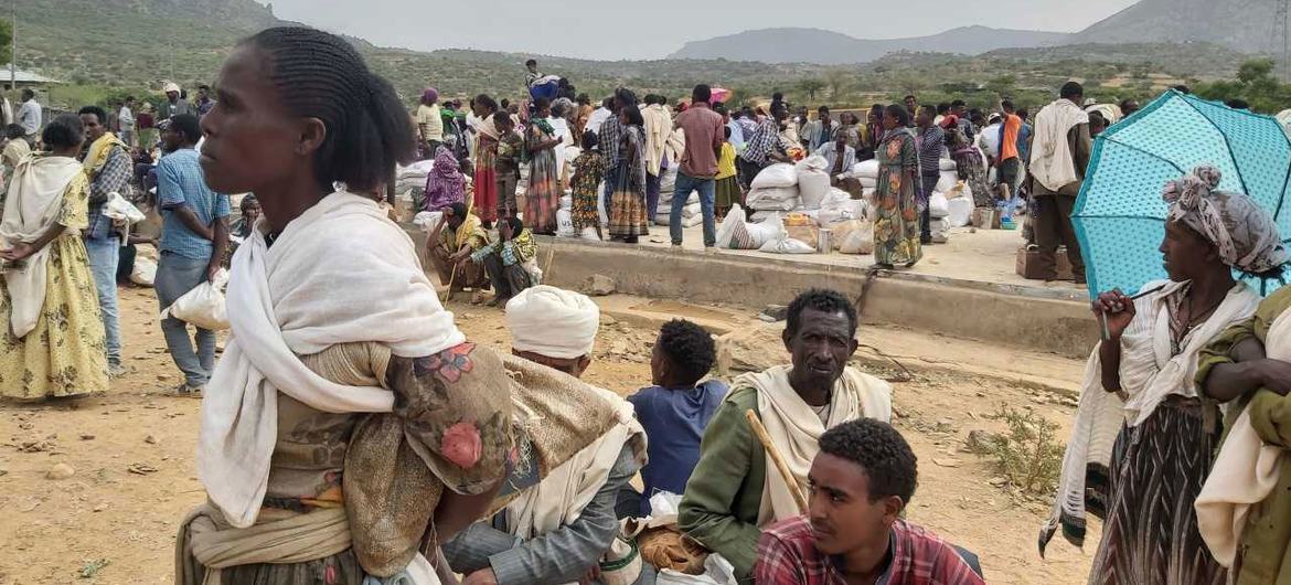 Des personnes attendent une aide alimentaire dans Workamble au Tigré, en Éthiopie.