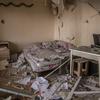 حطام غرفة نوم تعرضت للقصف في بوروديانكا، كييف.