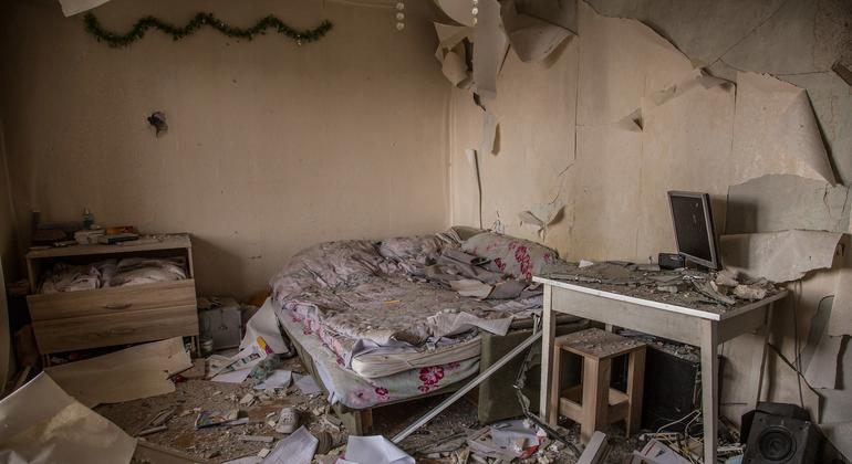 حطام غرفة نوم تعرضت للقصف في بوروديانكا، كييف.