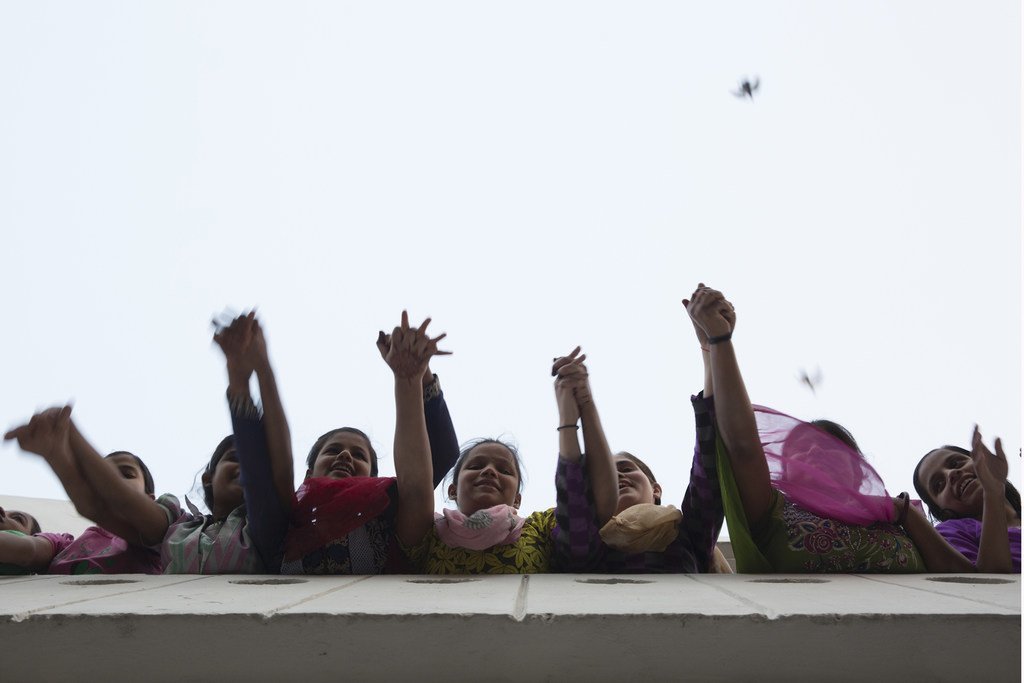 Un groupe de femmes solidaires les unes des autres en Inde