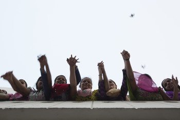 Un groupe de femmes solidaires les unes des autres en Inde
