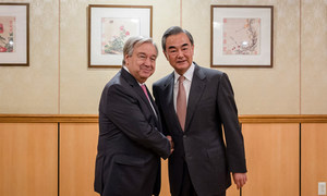 联合国秘书长古特雷斯在与安理会五大常任理事国代表会晤期间，与中国国务委员兼外交部长王毅合影。