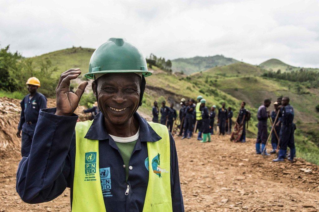刚果民主共和国南基伍省的当地民众参加了由开发计划署资助的社区道路恢复项目。