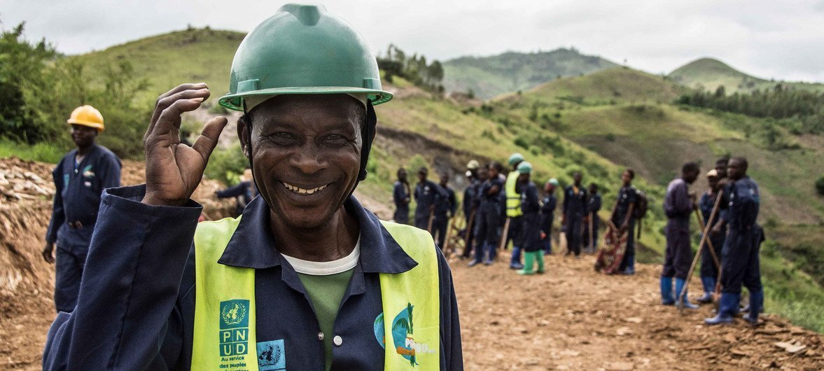 Trabajadores de la República Democrática del Congo participan en un proyecto del PNUD para la reconstrucción de una carretera en Kivu del Sur.