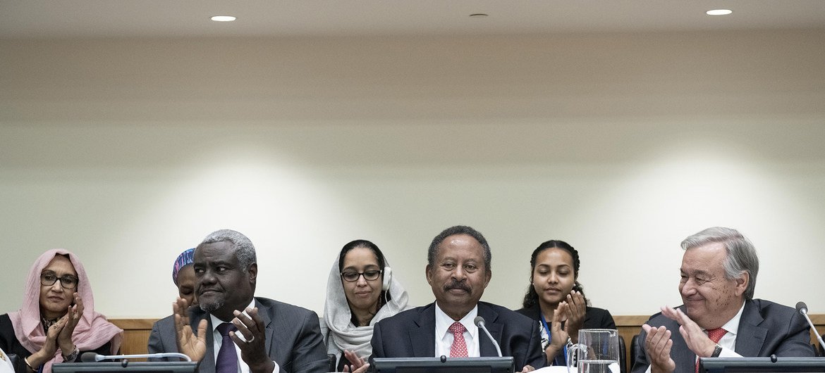 الأمين العام أنطونيو غوتيريس (يمين)،  رئيس وزراء السودان الدكتور عبد الله حمدوك (الوسط) ورئيس الاتحاد الأفريقي، موسى فكي في الاجتماع الرفيع المستوى بشأن السودان (الأمم المتحدة - نيويورك - 27/09/2019)