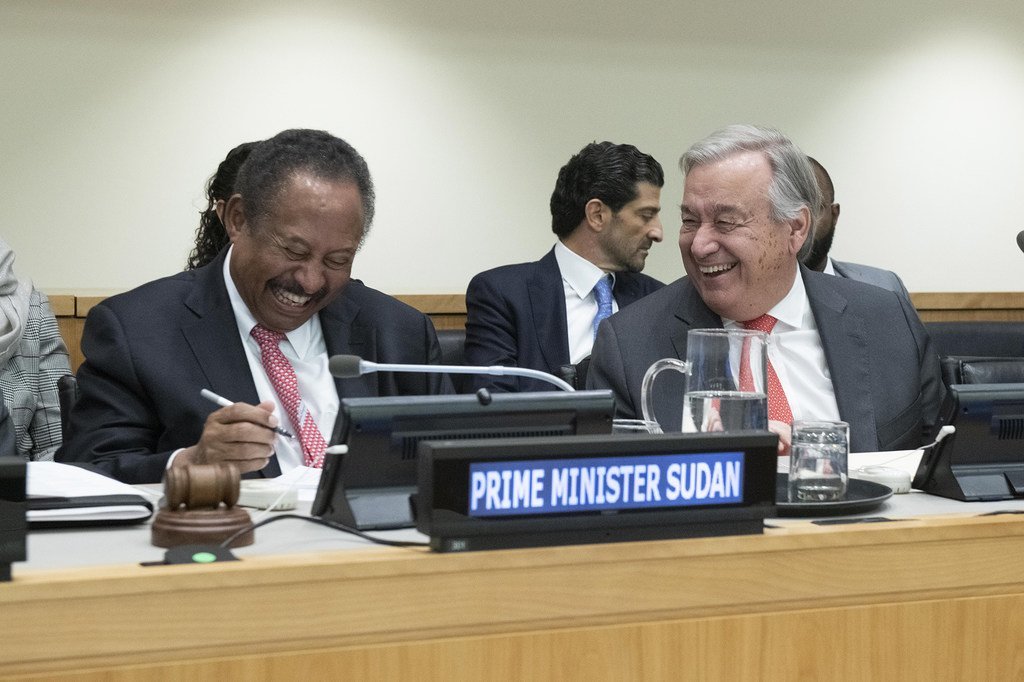 من الأرشيف: الأمين العام أنطونيو غوتيريش إلى جانب رئيس وزراء السودان الدكتور عبد الله حمدوك  في الاجتماع رفيع المستوى بشأن السودان (الأمم المتحدة - نيويورك - 27/09/2019)