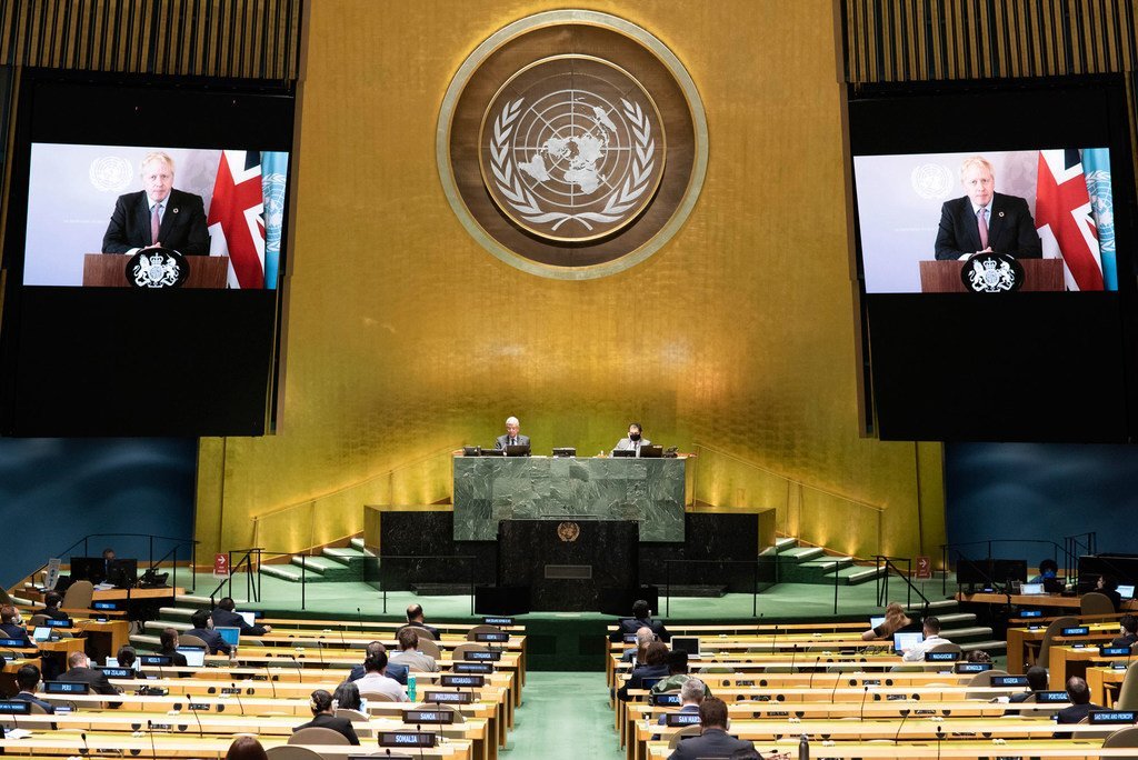 Le Premier ministre du Royaume-Uni, Boris Johnson (à l'écran), prend la parole lors du débat général de la 75e session de l'Assemblée générale.