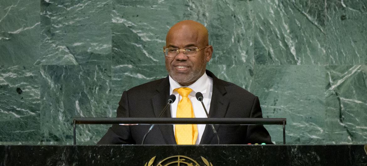 محمد سياد دواله، المندوب الدائم لجيبوتي لدى الأمم المتحدة، يلقي كلمة في المناقشة العامة للدورة السابعة والسبعين للجمعية العامة.