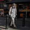 Un homme portant un masque à Londres.