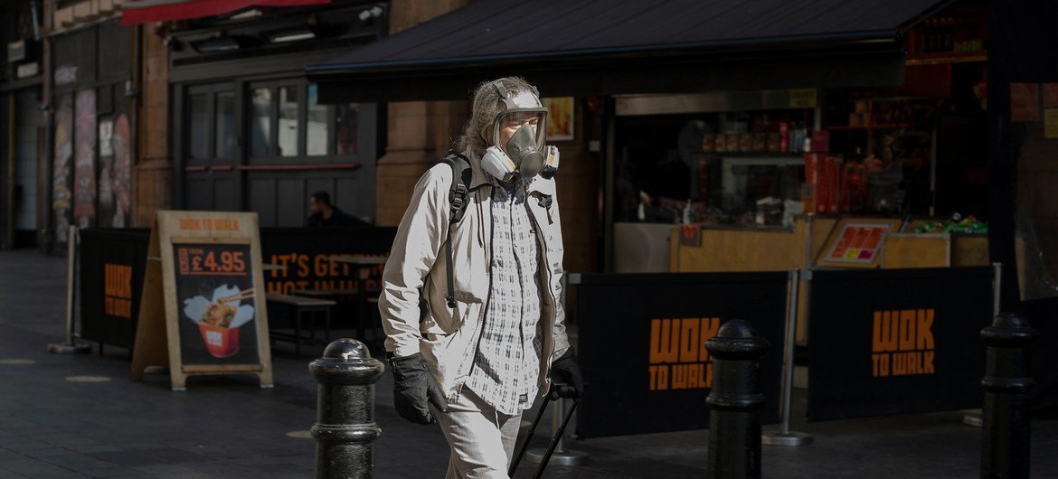 Un hombre camina en Londres en medio de la pandemia.