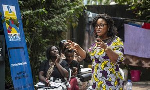 Como secretária executiva da Rede de Gênero e Direitos da Mulher, Fifi Baka promove a proteção e defesa dos direitos fundamentais de mulheres e meninas. Na capital, Kinshasa, ela também representa o Movimento Nada Sem Mulheres (Rien sans les Femmes / RSLF