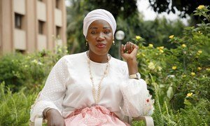 Loda Coulibaly trabalha para promover os direitos das mulheres no Mali como integrante de várias organizações de mulheres, incluindo a Rede de Mulheres Jovens Líderes de Partidos Políticos e da Sociedade Civil e o grupo de Coordenação das Mulheres do G5 n
