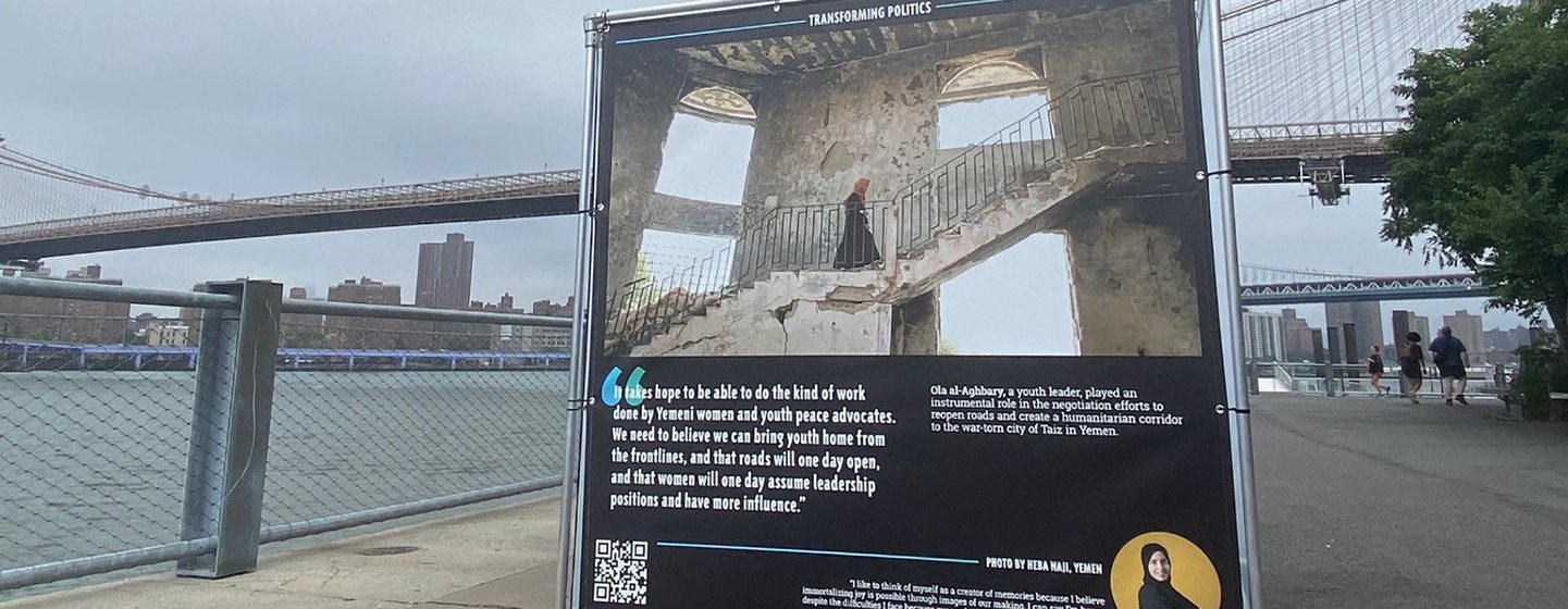 Exposição fotográfica “Em suas mãos: Mulheres tomando posse da paz” no Brooklyn Bridge Park, em Nova Iorque Exposição fotográfica “Em suas mãos: Mulheres tomando posse da paz” no Brooklyn Bridge Park, em Nova Iorque