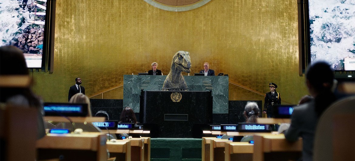 Frankie le dinosaure dans la salle de l'Assemblée générale des Nations Unies.