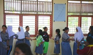 Des élèves chantent une chanson dans le cadre d'un atelier sur la tolérance dans une école en Indonésie.
