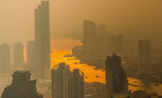 泰国曼谷，湄南河上空太阳落山时，可以看到一层雾霾。