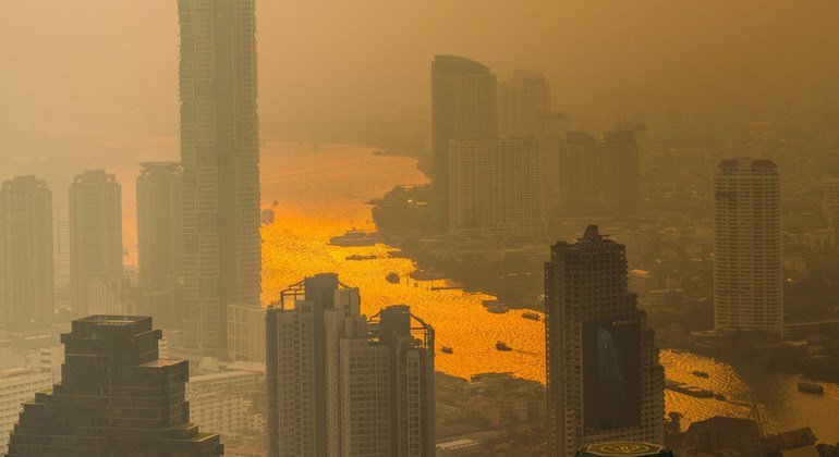 Una capa de polución se ve sobre el Chao Phraya river en Bangkok.