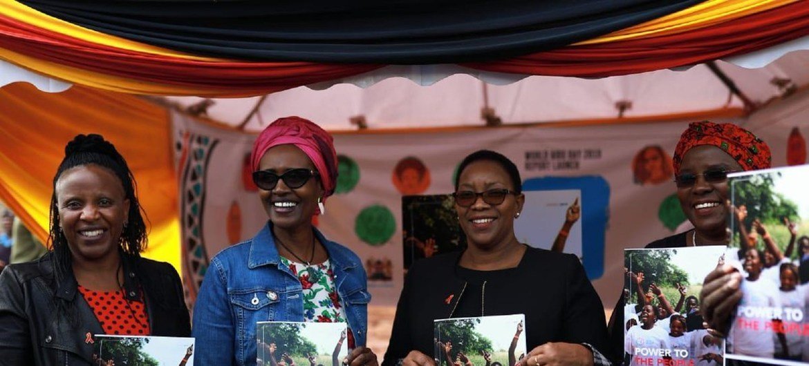 联合国艾滋病规划署新任执行主任温妮·拜恩伊玛（左）在肯尼亚参加新艾滋病报告的发布仪式