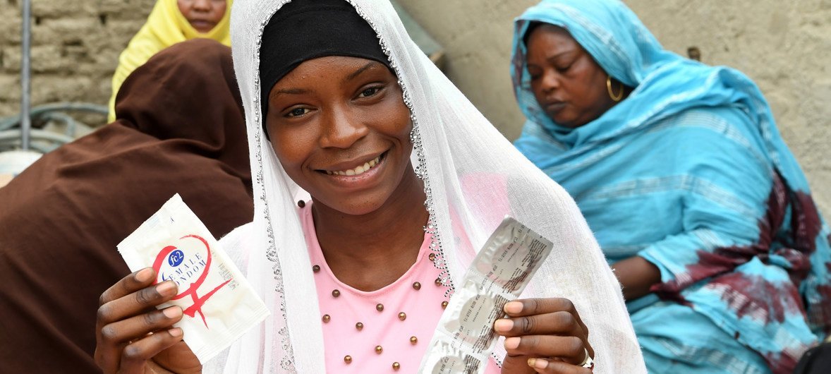 Achta, de 19 años, muestra un condón durante una sesión de información sobre el VIH en su comunidad, Moussoro, Ghana.