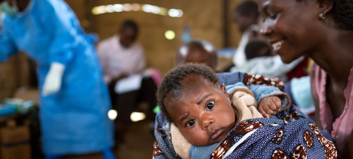 刚果民主共和国北基伍省，一处由儿基会支持的免疫诊所内，一位母亲正抱着孩子等待接种疫苗。