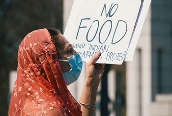 भारत के विवादास्पद कृषि क़ानूनों के विरुद्ध, अमेरिका के वाशिंगटन डीसी में प्रदर्शन करते हुए एक महिला (फ़ाइल फ़ोटो)
