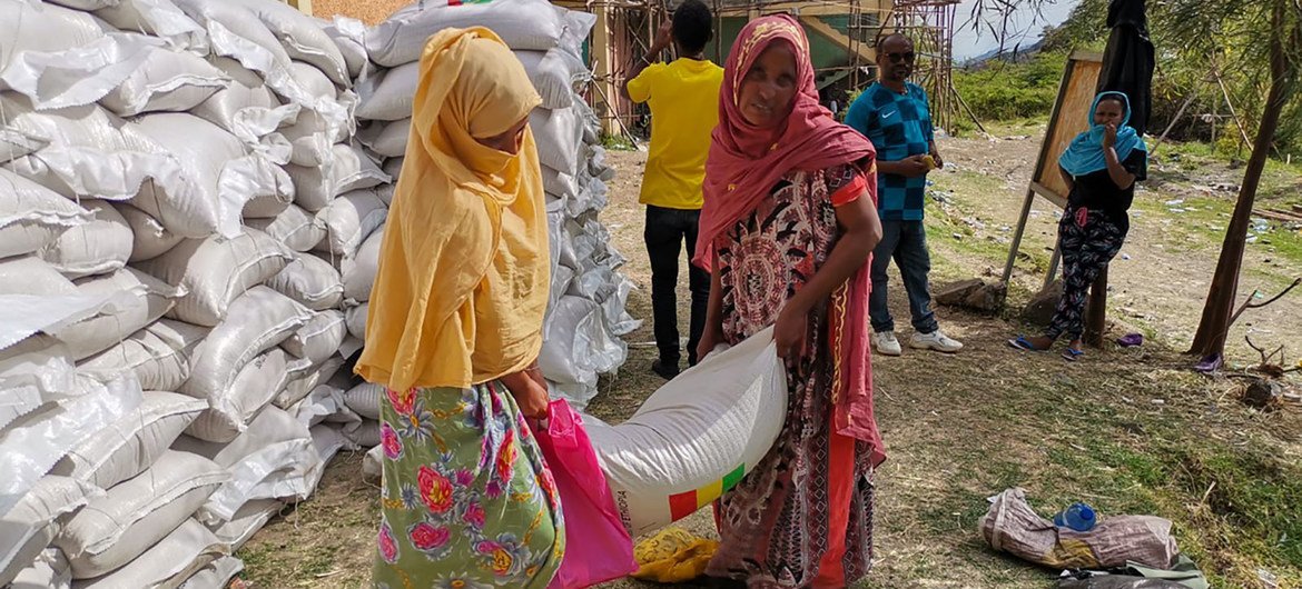 De la nourriture est livrée à la population à Amhara, en Ethiopie.