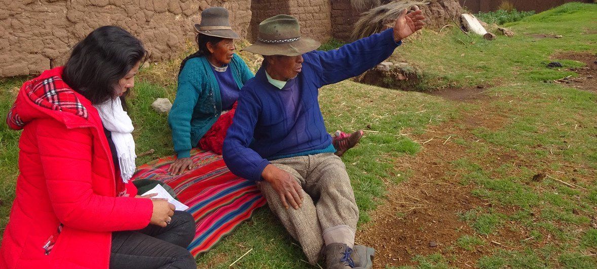 Roxana Quispe Collantes reúne información durante sus viajes de investigación a comunidades campesinas de las Provincias Altas de Canas para la elaboración de su tesis doctoral en quechua.