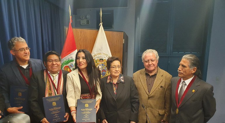 Roxana Quispe Collantes con el jurado que le otorgó el título de doctora en literatura peruana y latinoamericana con el puntaje máximo, tras la sustentación de su tesis en quechua en la Universidad Nacional Mayor de San Marcos, en Lima, Perú.