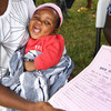 加纳阿克拉一个两个月大的婴儿获得了出生证明。