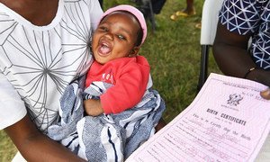 加纳阿克拉一个两个月大的婴儿获得了出生证明。