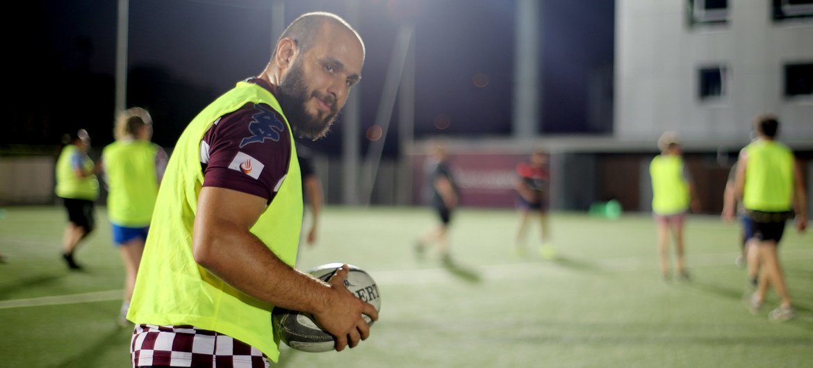 Hussam, un réfugié syrien, participe à l'entraînement hebdomadaire de rugby de l'Ovale Citoyen à Bordeaux, dans le sud-ouest de la France. Elle permet d'unir les réfugiés et la communauté locale