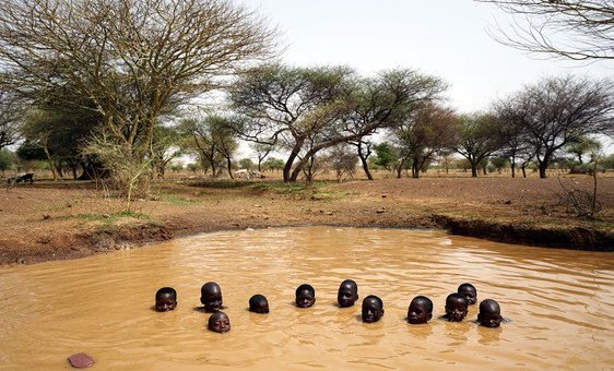 Meninos brincam em Kaya, no Burkina Fasso. Acesso a água potável também está caindo na região. 
