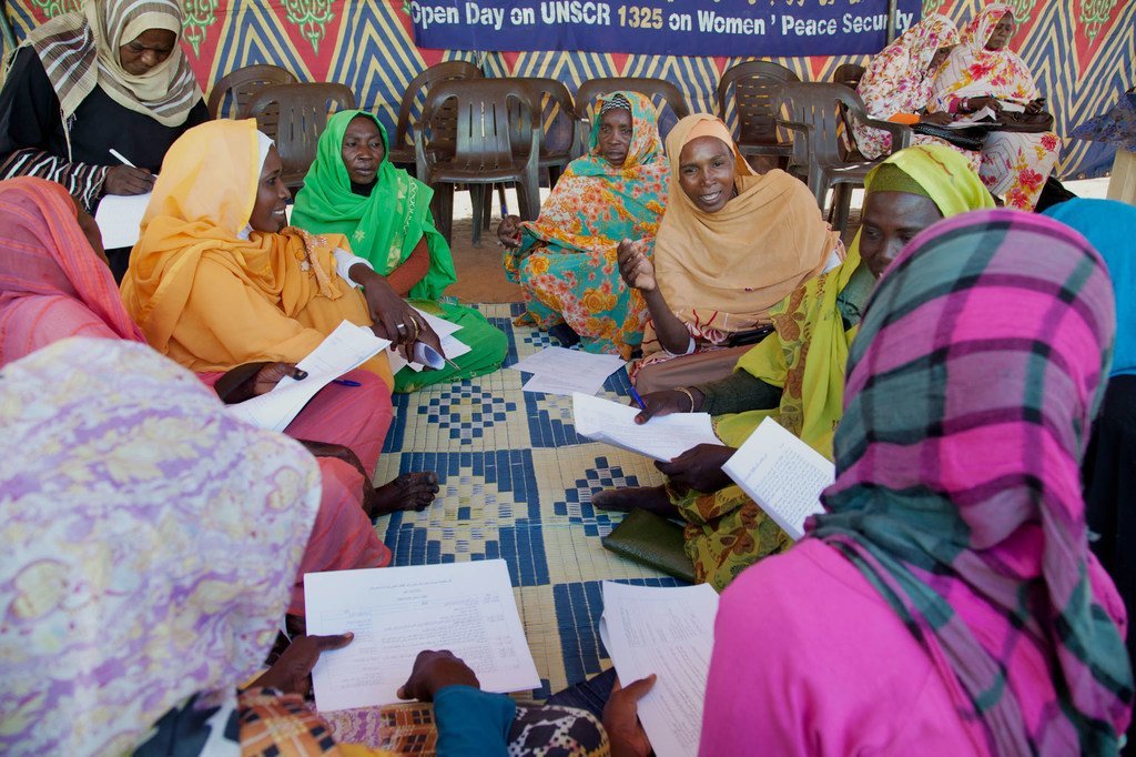 Dans le nord du Darfour, des femmes participent à une discussion sur la résolution 1325 du Conseil de sécurité des Nations Unies sur les femmes, la paix et la sécurité organisée par la MINUAD (photo d'archives)