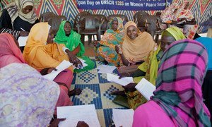 Dans le nord du Darfour, des femmes participent à une discussion sur la résolution 1325 du Conseil de sécurité des Nations Unies sur les femmes, la paix et la sécurité organisée par la MINUAD