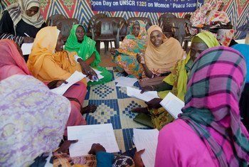 Dans le nord du Darfour, des femmes participent à une discussion sur la résolution 1325 du Conseil de sécurité des Nations Unies sur les femmes, la paix et la sécurité organisée par la MINUAD