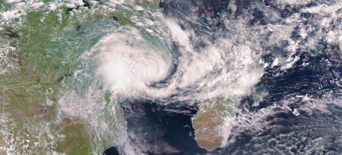 Imagens de satélite da tempestade tropical Ana passando por Moçambique em 24 de janeiro de 2022