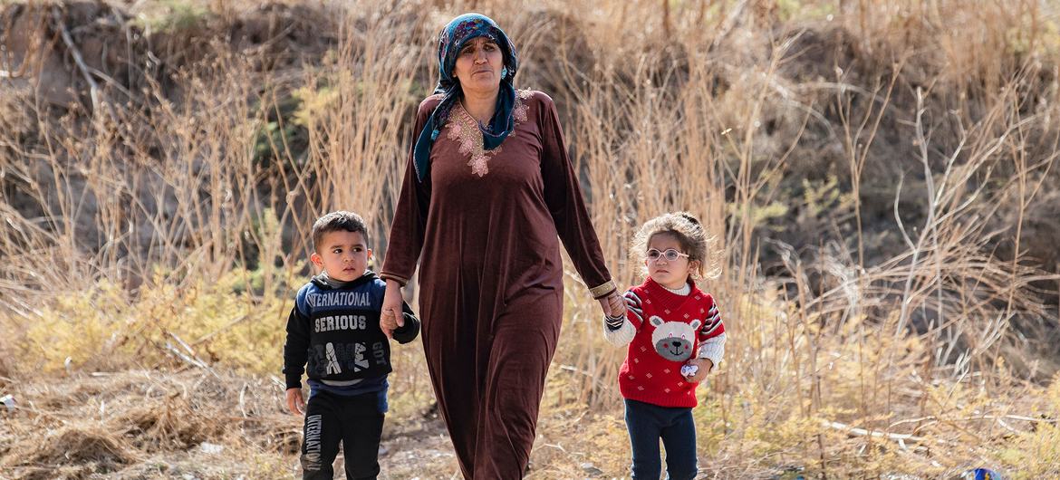 العائلات تصل إلى الحسكة، هربا من الأعمال العدائية في راس العين، شمال شرق سوريا. (الأرشيف).