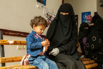 أم  تقدم الطعام المغذي لإبنها في إحدى العيادات المخصصة للتغذية التابعة لبرنامج الأغذية العالمي، اليمن.