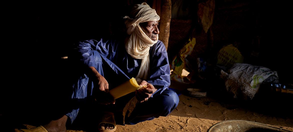 Un homme déplacé qui a fui Tessit est assis dans une tente dans un camp informel à Bagoundié, près de Gao, au Mali.