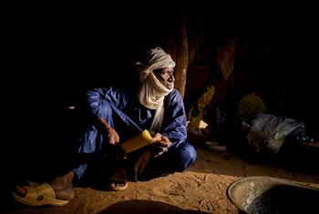 Un homme déplacé qui a fui Tessit est assis dans une tente dans un camp informel à Bagoundié, près de Gao, au Mali.