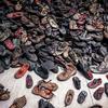أحذية مصادرة من سجناء معسكر الاعتقال في أوشفيتز، بولندا.