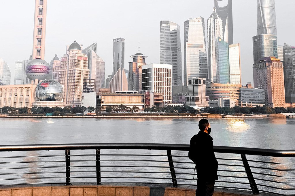 أحد سكان شنغهاي ينظر إلى الواجهة البحرية للمدينة، المعروفة باسم "باند" وعادة ما تعج هذه المنطقة بالسياح.