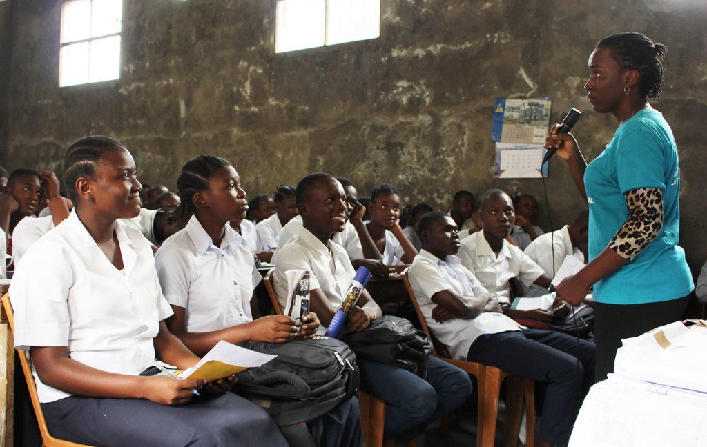 Une ambassadrice de la paix donne une conférence aux élèves d'une école de Kinshasa en République démocratique du Congo sur la promotion de la paix et de l'égalité des sexes.