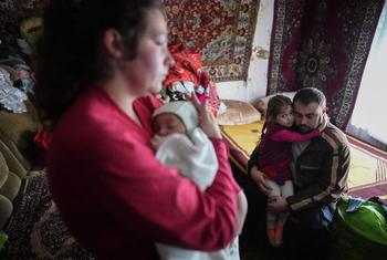 फ़रवरी 2022 में पूर्वी यूक्रेन  के नोवोग्नातिवका में अलगाववादी लड़ाकों की बमबारी में फँसा एक परिवार.