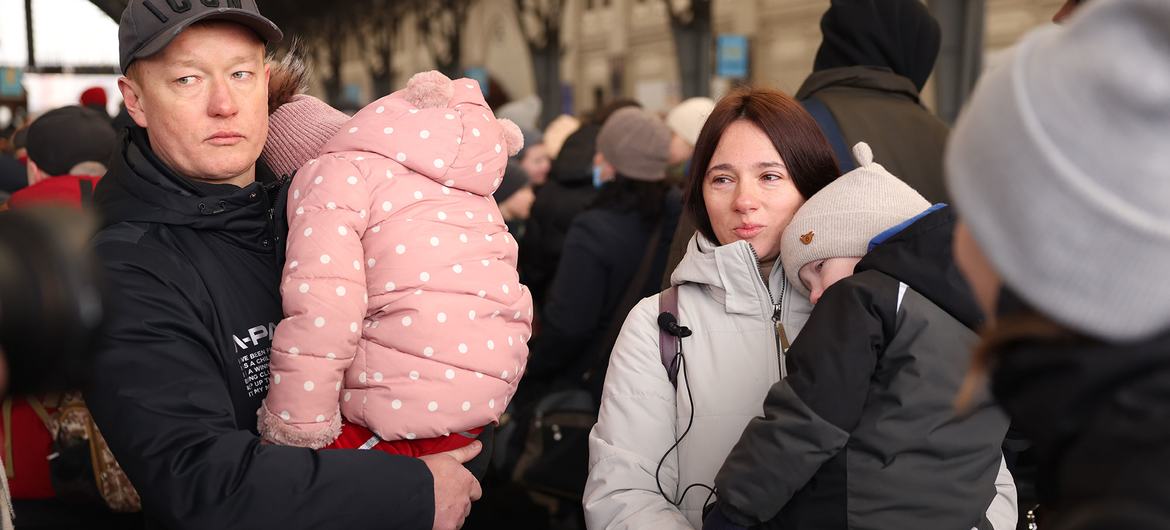 俄罗斯针对乌克兰的军事行动在继续进行，这个有两个年幼孩子的家庭在靠近波兰边境的乌克兰最西角的利沃夫火车站等待登上疏散列车。