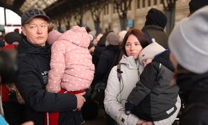 俄罗斯针对乌克兰的军事行动在继续进行，这个有两个年幼孩子的家庭在靠近波兰边境的乌克兰最西角的利沃夫火车站等待登上疏散列车。