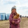 Девочка из числа беженцев из Украины со своей собакой во временном центре для беженцев возле контрольно-пропускного пункта Паланка на границе Молдовы и Украины, 26 февраля 2022 года.