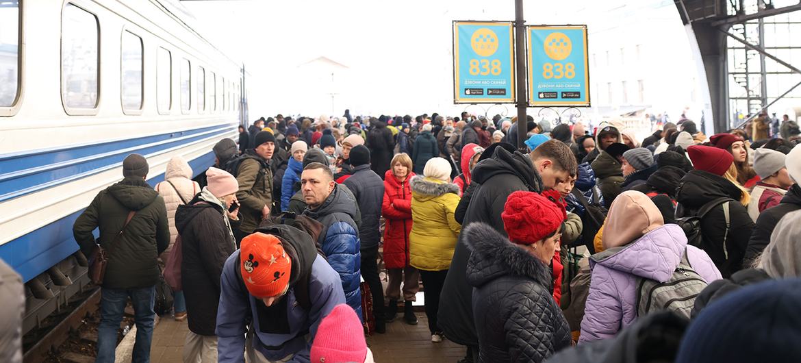 Le 27 février 2022, alors que les opérations militaires se poursuivent en Ukraine, des personnes fuyant les violences attendent de monter dans un train d'évacuation à la gare de Lviv, dans l'extrême ouest de l'Ukraine, près de la frontière polonaise.
